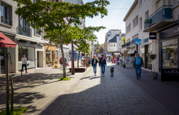 Commerces et shopping dans la rue du port au centre-ville de Lorient (Morbihan)