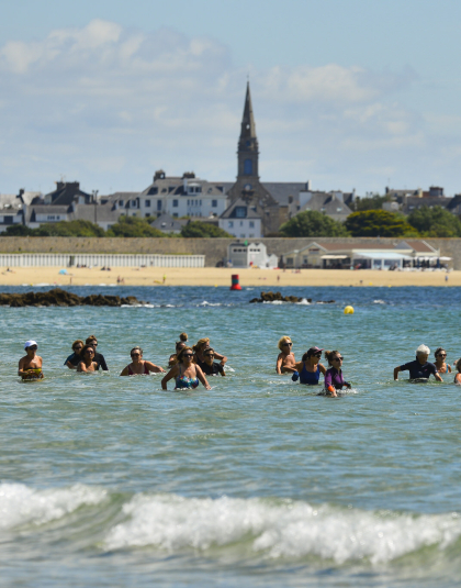 Marche aquatique en groupe sur la plage de Toulhars, à Larmor-Plage (Morbihan)
