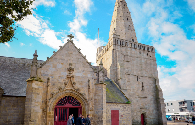 Eglise Notre-Dame de Larmor-Plage, dans le centre-ville (Morbihan)