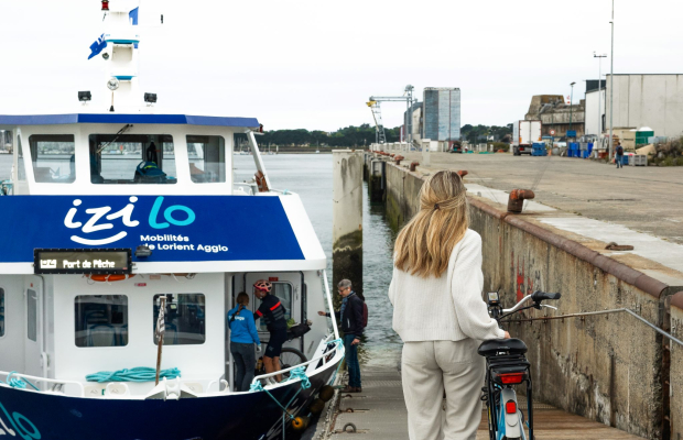 Embarquement avec vélo dans le bateau-bus à Lorient (Morbihan)