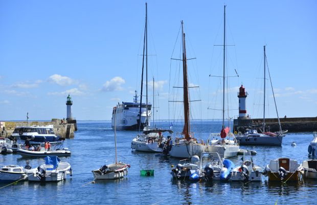 Bateaux à l'entrée du port entre les 2 phares de Port-Tudy, île de Groix