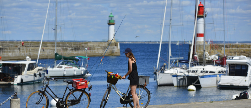 Vélo et canne à pêche sur le quai à Port-Tudy, île de Groix