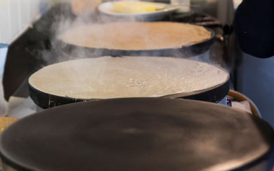 Fumée des bilig lors de la cuisson des crêpes à la crêperie traditionnelle La Calanaise à Calan (Morbihan)