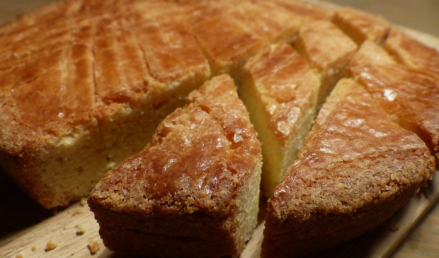 Recette du gâteau breton, typique de la gastronomie en Bretagne (Morbihan)