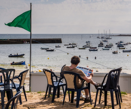 Terrasse face à la plage de Locmaria sur l'île de Groix (Morbihan)