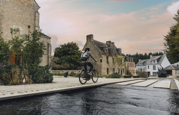 Balade à vélo dans le centre-ville de Pont-Scorff et découverte de son architecture bretonne (Morbihan)