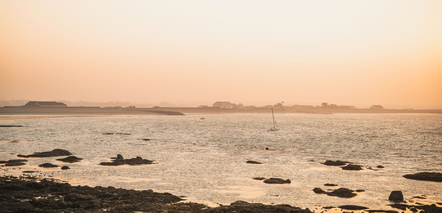 Lever de soleil sur la plage des Saisies à la presqu'île de Gâvres (Morbihan) - ©Tony Esnault - LBST