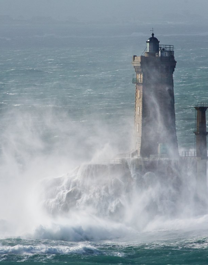 Vagues sur le phare de la Vieille à la pointe du Raz, vue depuis Plogoff (Finistère, Bretagne Sud)