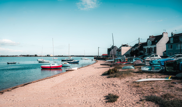 Plage de Ban Gâvres face à Port-Louis, sur la Petite Mer de Gâvres (Morbihan)