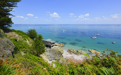 Plage des sables rouges à l'île de Groix.