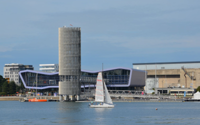 Vue du plan d'eau devant Lorient La Base, avec la Cité de la Voile Eric Tabarly depuis Larmor-Plage (Morbihan)