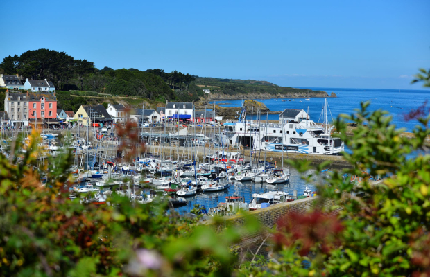 Vue des bateaux au port de Port-Tudy, sur l'île de Groix (Morbihan)
