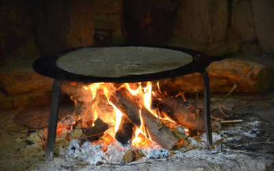 La cuisson des crêpes au feu de bois au Village de Poul Fetan (Morbihan)