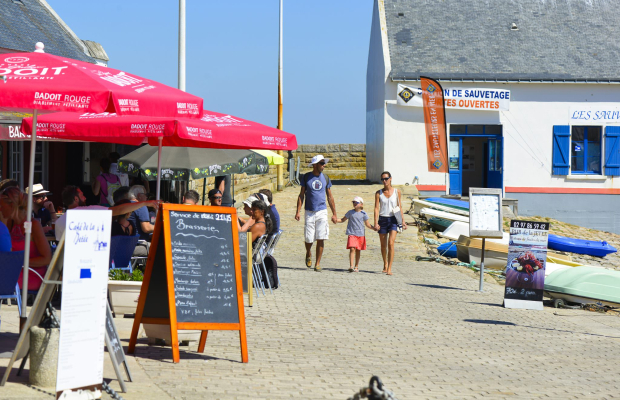 Promenade en famille à Port Tudy sur l'Ile de Groix