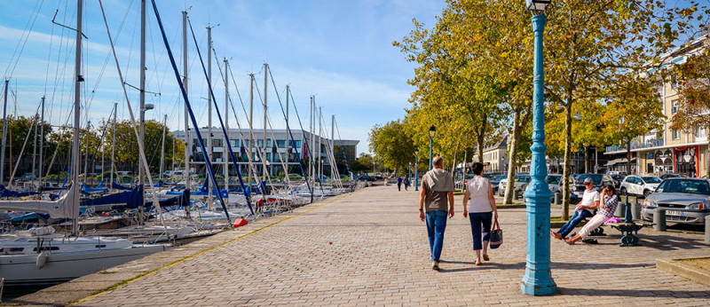 Balade sur le Quai des Indes au centre-ville de Lorient (Morbihan)