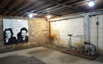 Vélo régénérateur de la Seconde Guerre mondiale à l'abri anti-bombes (de défense passive) place Alsace Lorraine à Lorient (Morbihan)