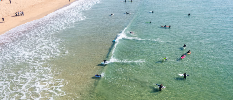 Séance de surf à la plage du Loc'h à Guidel, vue aérienne (Morbihan)