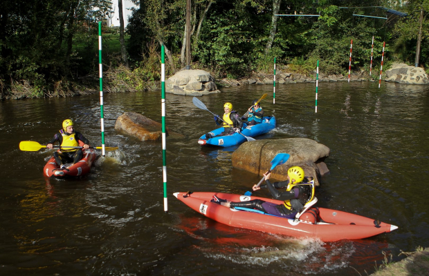 Kayak sur le Blavet au parc d'eau vive d'Inzinzac-Lochrist (Morbihan)