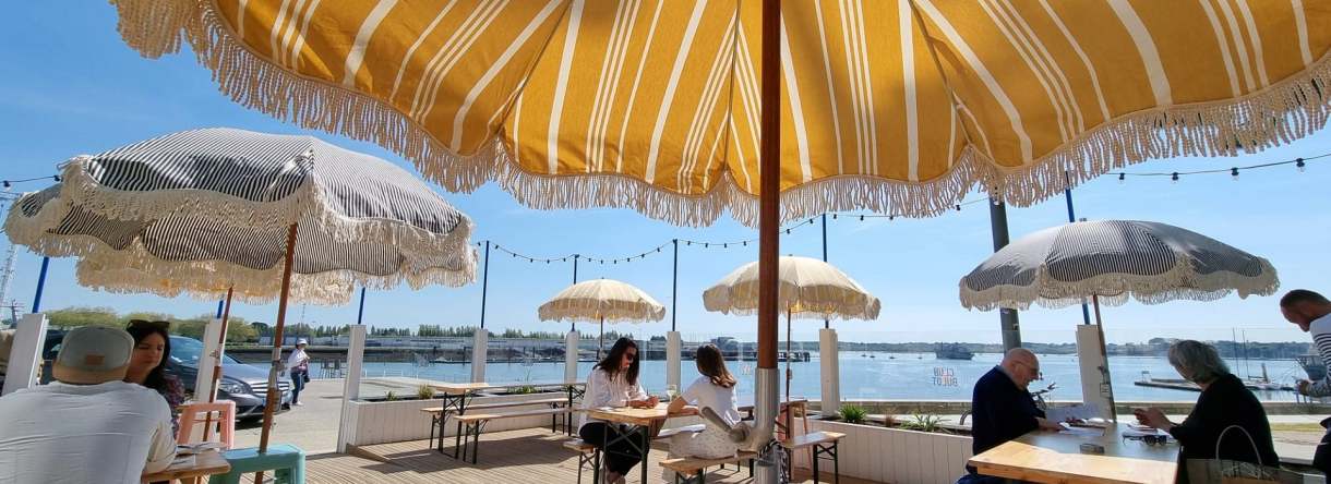 Terrasse ensoleillée du Club Bulot à Lorient, avec vue sur la rade (Morbihan)