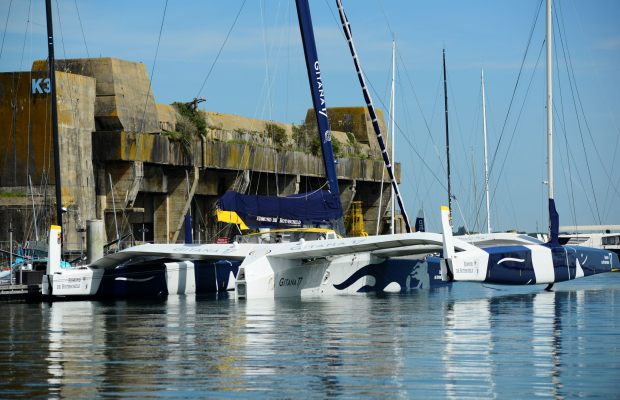 Ultim Gitana, trimaran de course au large au pontons de Lorient La Base (Morbihan)