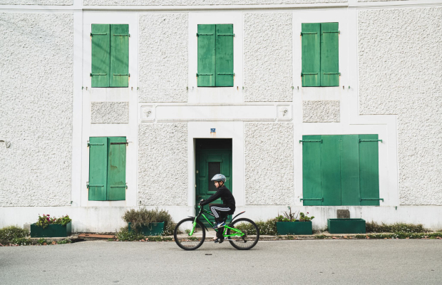 Enfant à vélo dans le bourg de l'île de Groix (Morbihan)