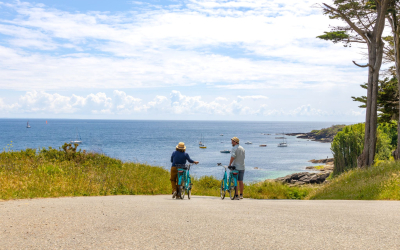 Balade à vélo sur la côte de la plage du VVF à l'île de Groix (Morbihan)