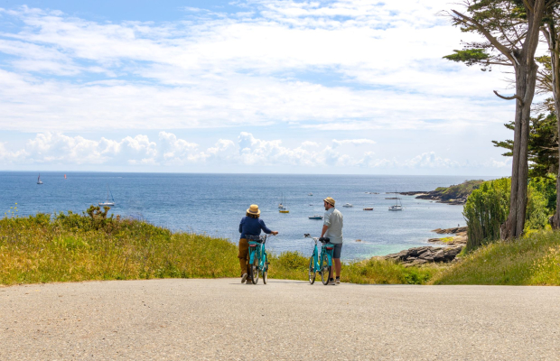 Balade à vélo sur la côte de la plage du VVF à l'île de Groix (Morbihan)