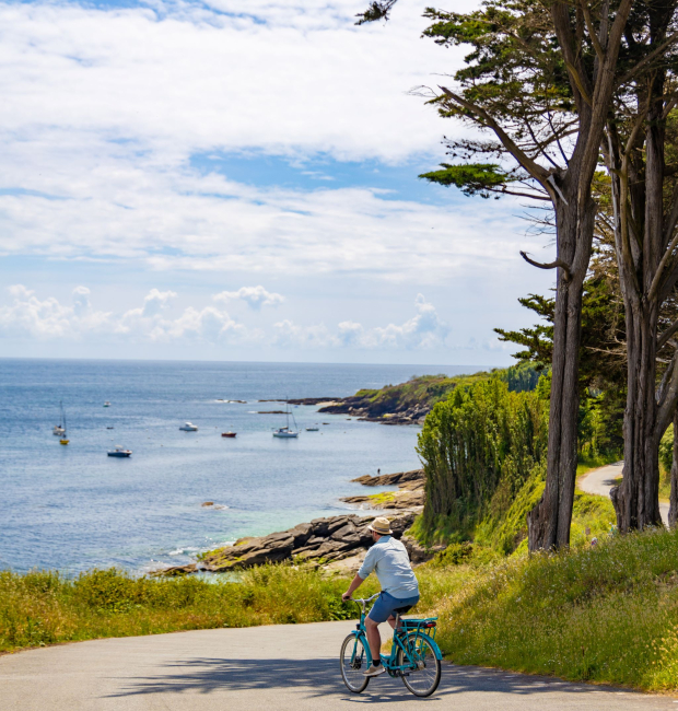 Vélo sur la côte du VVF à l'île de Groix (Morbihan)