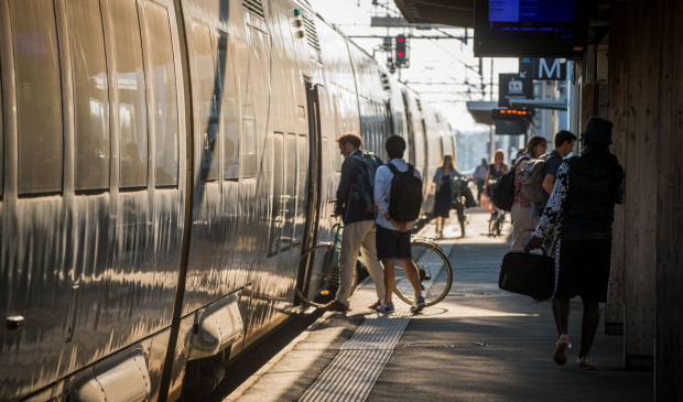 Embarquement à bord d'un TER BreizhGo avec son vélo en gare de Lorient Bretagne Sud (Morbihan)