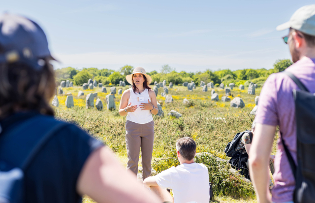 Visite guidée des alignements du Ménec à Carnac (Morbihan)