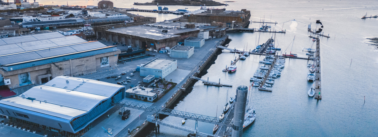 Vue aérienne de la base de sous-marins et de la rade de Lorient