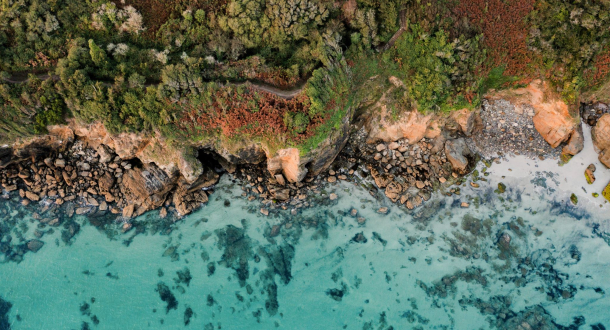 Vue aérienne de l'eau de l'île de Groix et chemins de randonnée à l'automne (Morbihan)