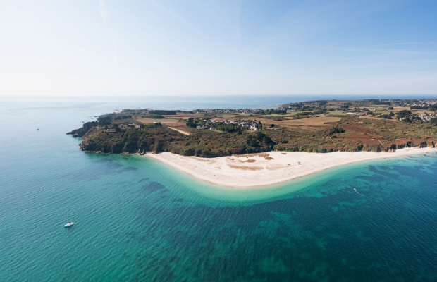 Vue aérienne de la plage des Grands Sables à l'île de Groix (Morbihan)