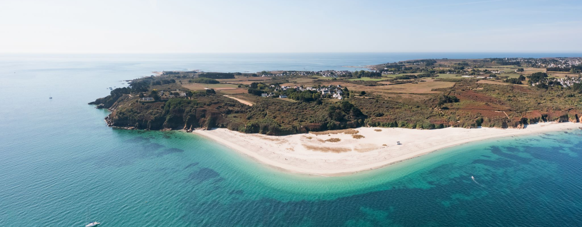 Vue aérienne de la plage des Grands Sables à l'île de Groix (Morbihan)