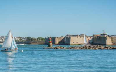 Vue sur la Citadelle de Port-Louis et sur la rade de Lorient depuis Larmor-Plage (Morbihan)