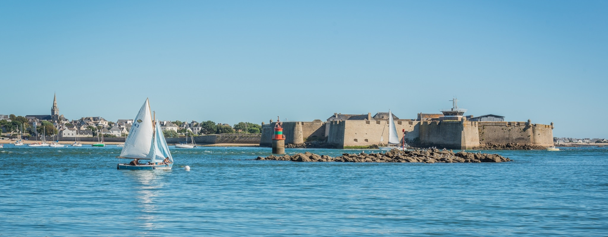 Vue sur la Citadelle de Port-Louis et sur la rade de Lorient depuis Larmor-Plage (Morbihan)