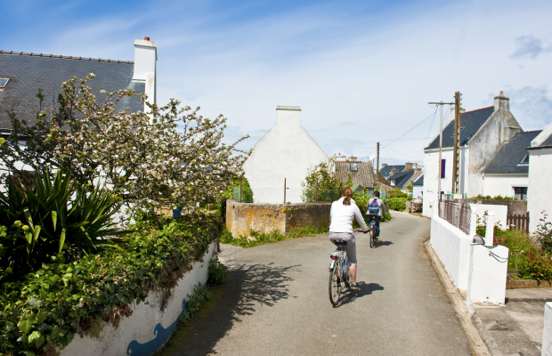 village de Locmaria à vélo, Ile de Groix La rue Liaker