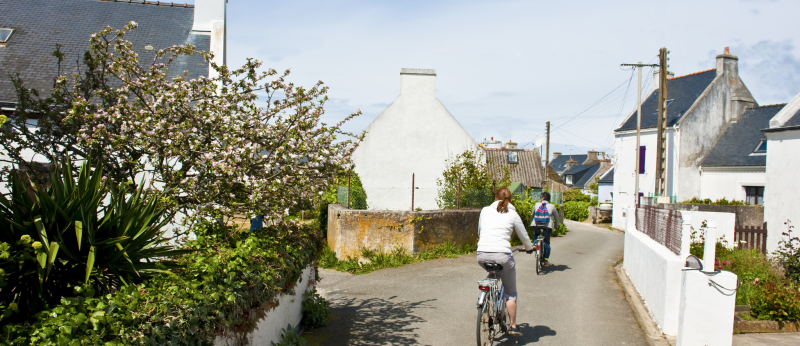 village de Locmaria à vélo, Ile de Groix La rue Liaker